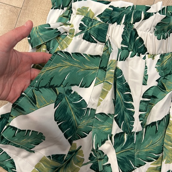 Size large leaf print shorts with pockets - Picture 2 of 3